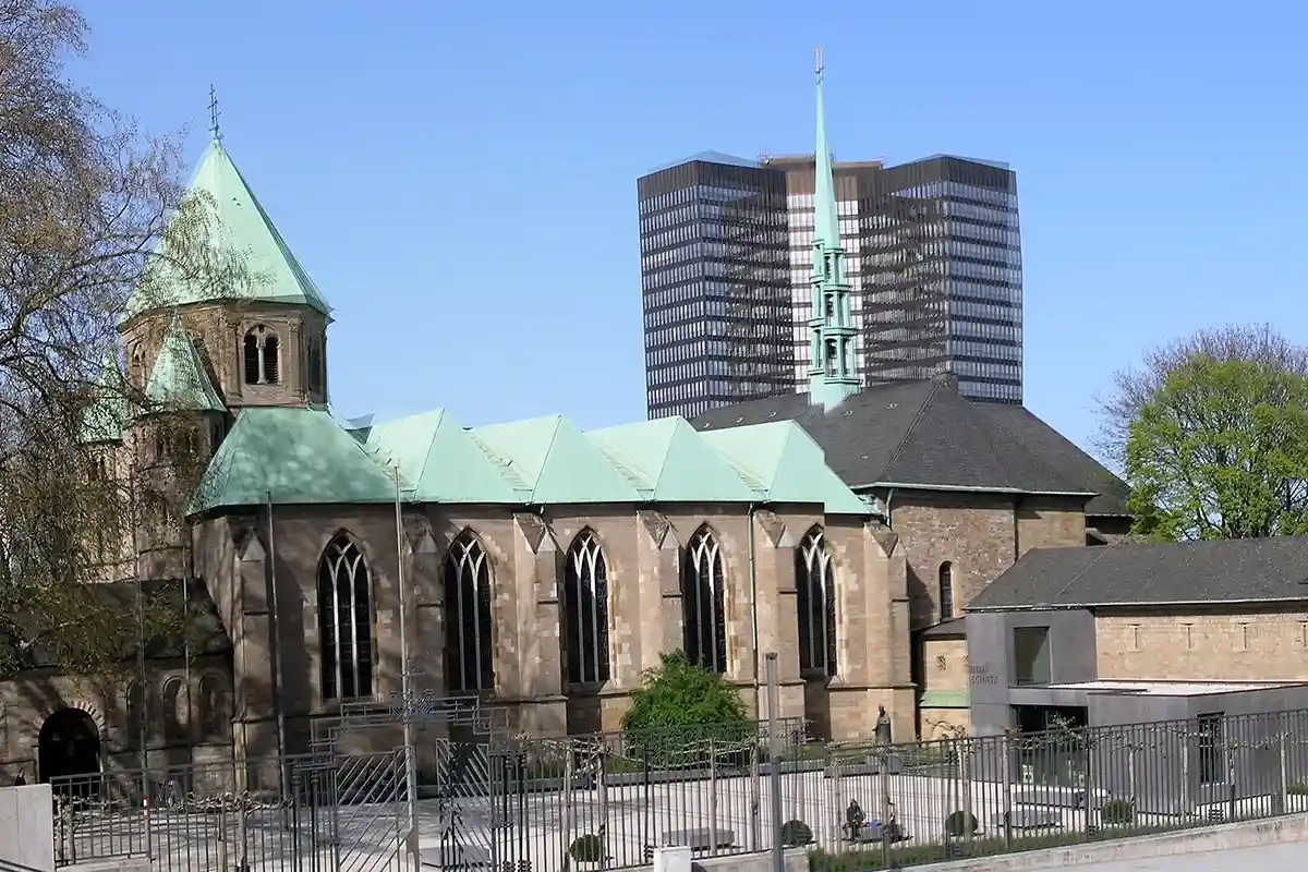 Кафедральный собор на фоне ультрасовременного высотного здания. Фото: wikimedia.org