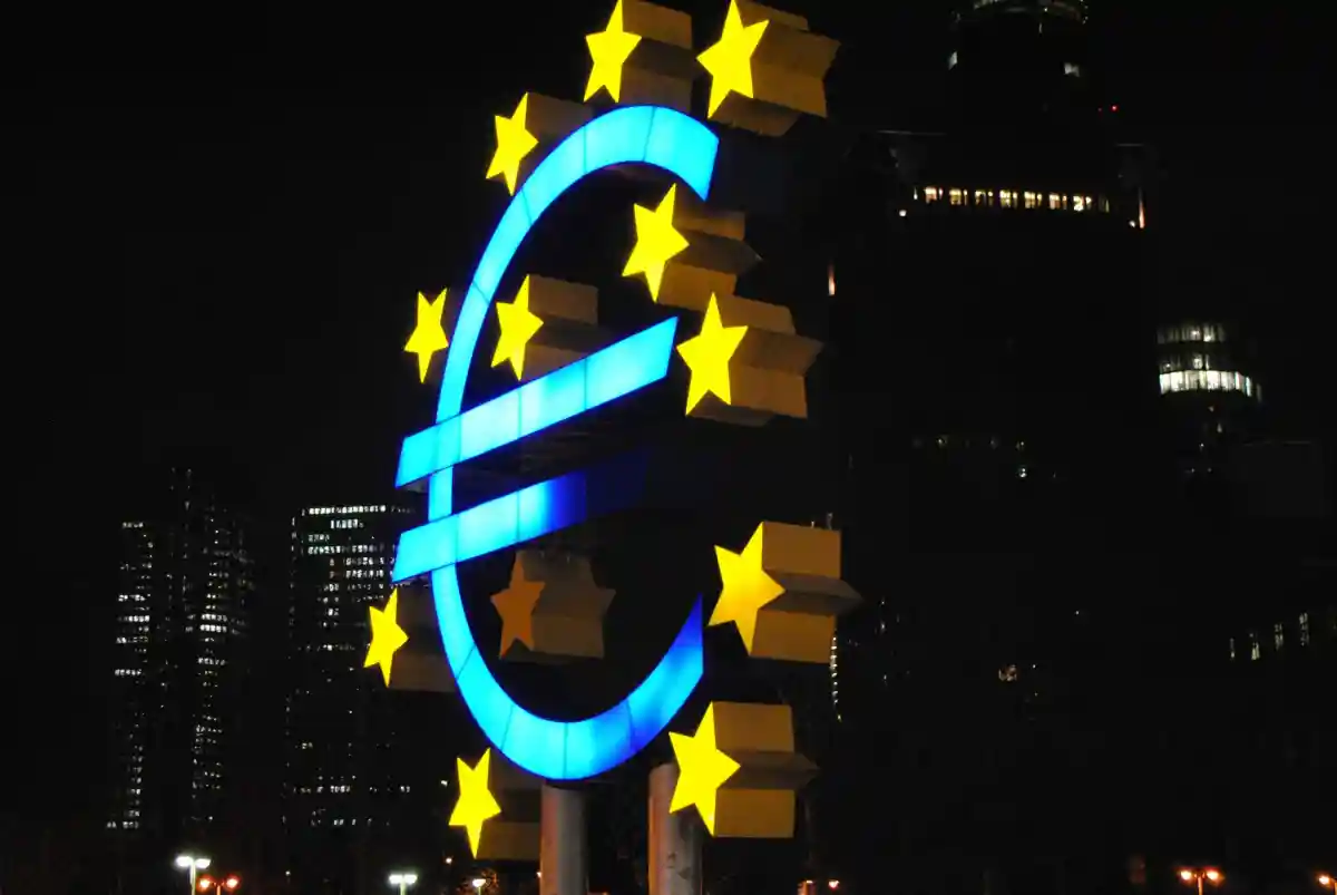 Евро под угрозой: символ хотели забрать в Париж. Фото: Tabrez Syed / Unsplash.com