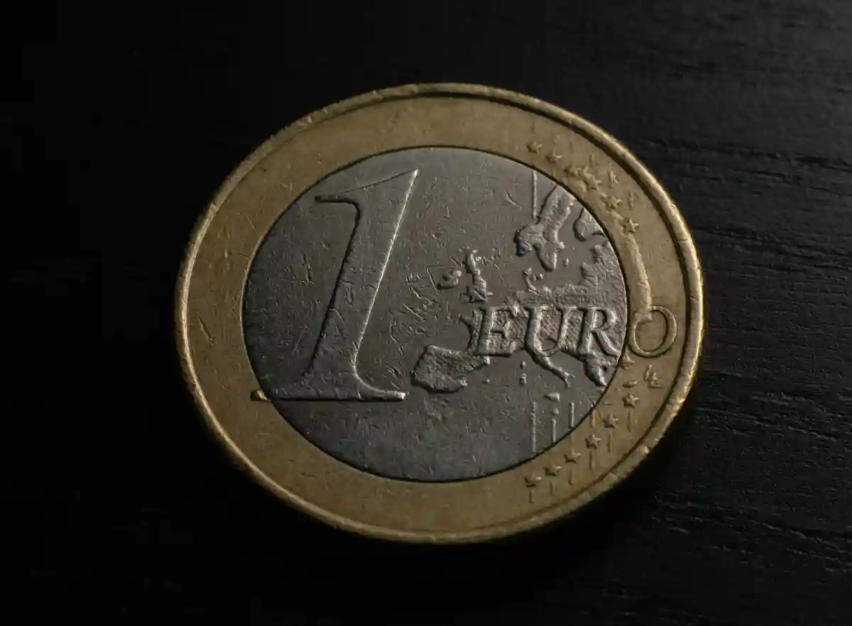 Евро сравнялся с долларом снова