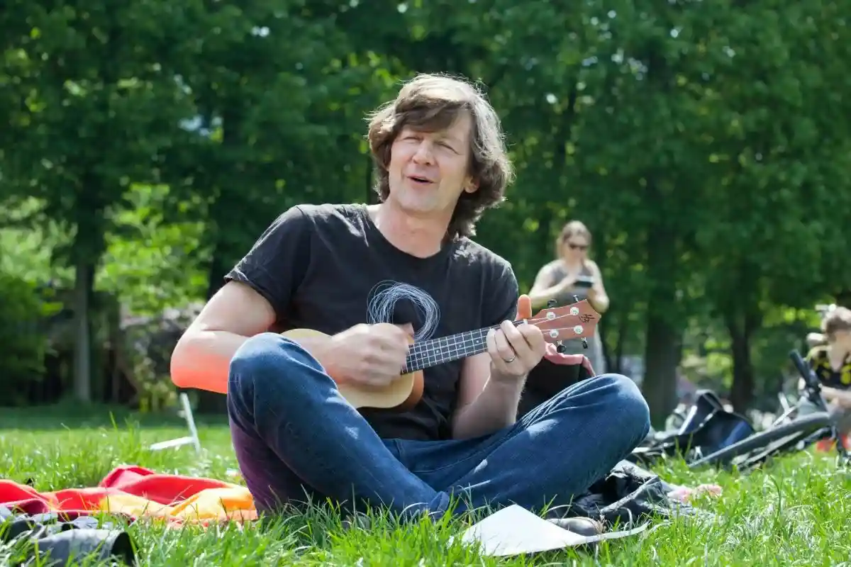 Фестиваль укулеле в Йене стал возможен благодаря Филиппу Шеффлеру. Он записал курс на youtube и собрал вокруг себя целое коммьюнити любителей укулеле. Фото: ukulelefest.com