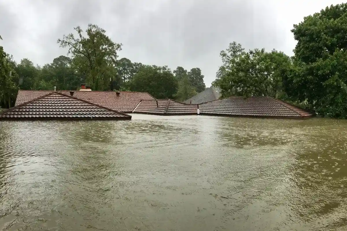Супергерой в Кентукки: неизвестный мужчина спас семью от наводнения