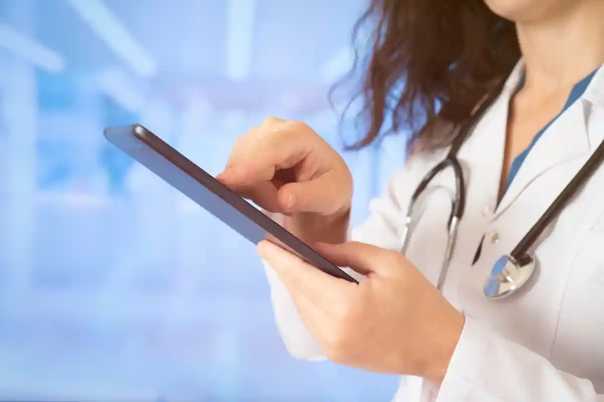 Функция NFC: медицинские страховые компании должны расслышать электронные медкарты с новой технологией. Фото: Scarc / Shutterstock.com