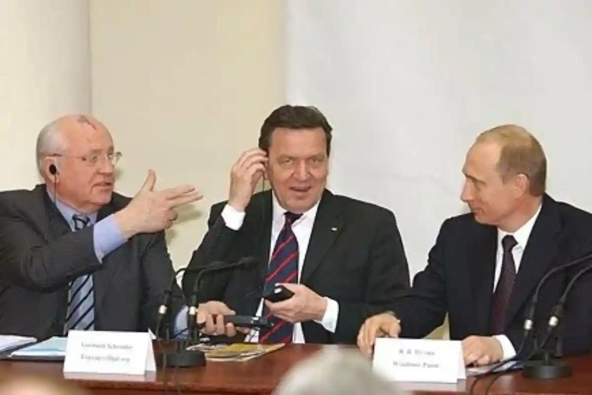 Михаил Горбачев, Герхард Шредер и Владимир Путин, 2003 год. Фото: kremlin.ru 