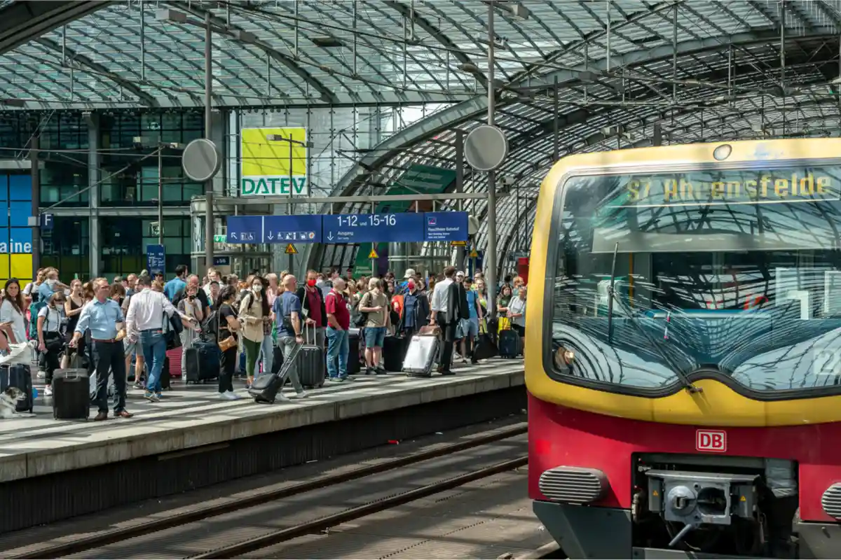 Миллионы воспользовались билетом и пересели на общественный транспорт. Фото: Werner Spremberg / Shutterstock.