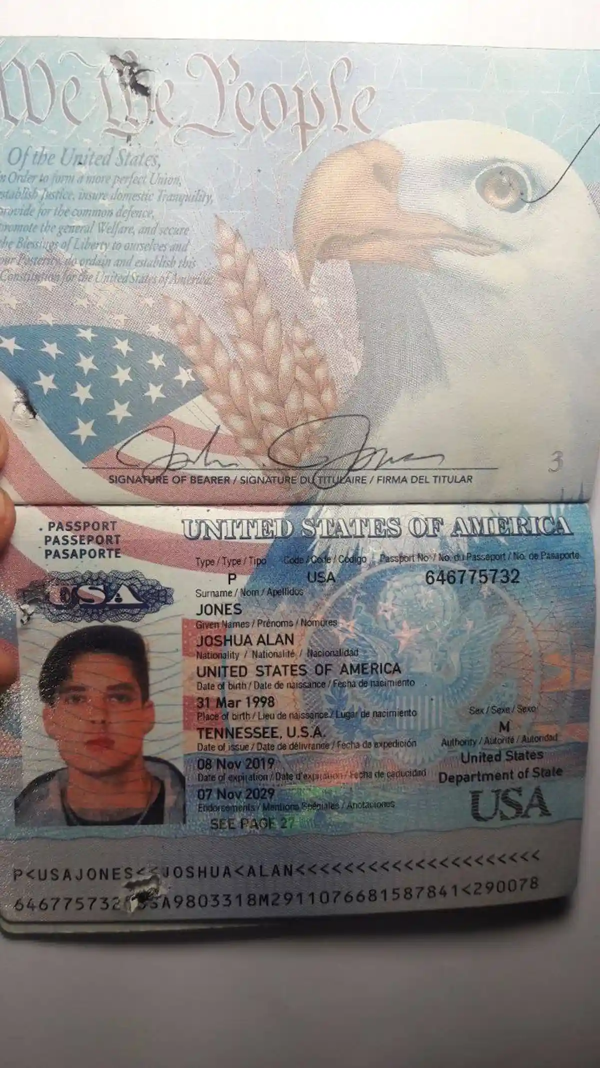 Паспорт убитого в ДНР американца.