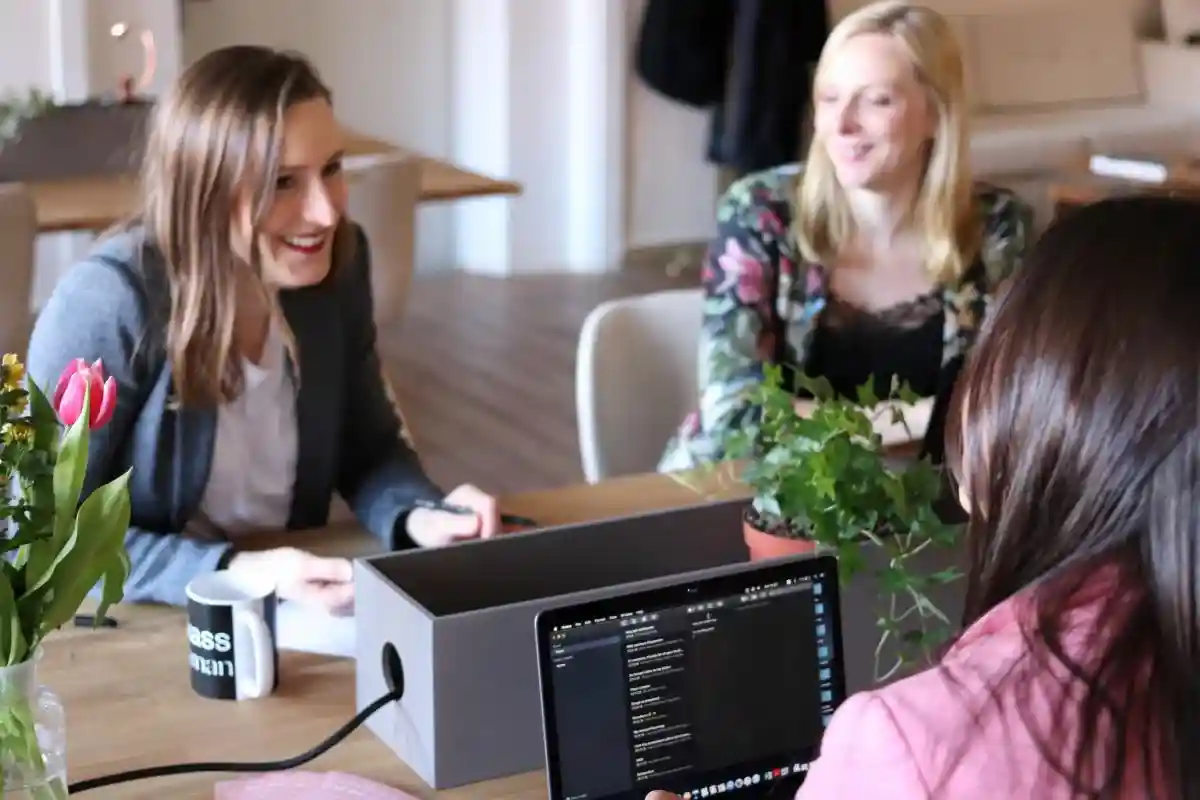 Как получить субсидию на аренду коворкинга, рассказали в Тюрингии. Эта инициатива должна помочь молодым предпринимателям на старте бизнеса. Фото: CoWomen / pexels.com