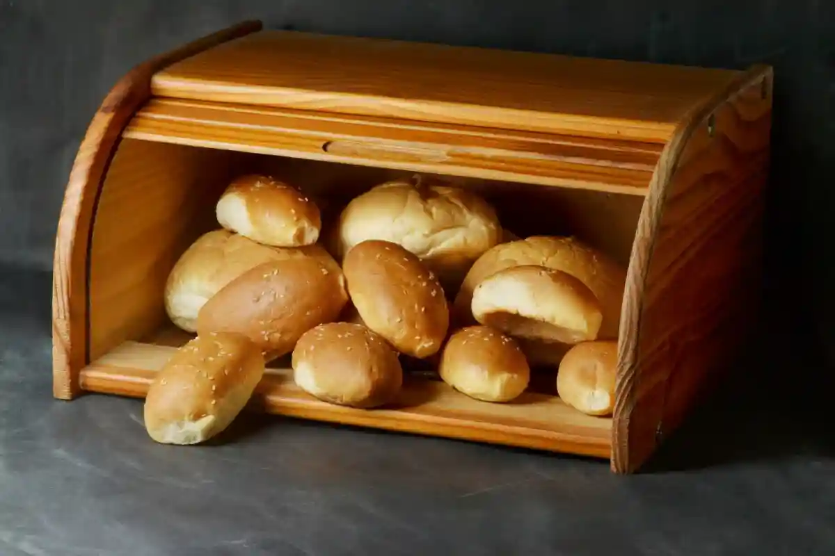 Как правильно хранить выпечку в обычной хлебнице. Фото: Jfan chin/ shutterstock.com