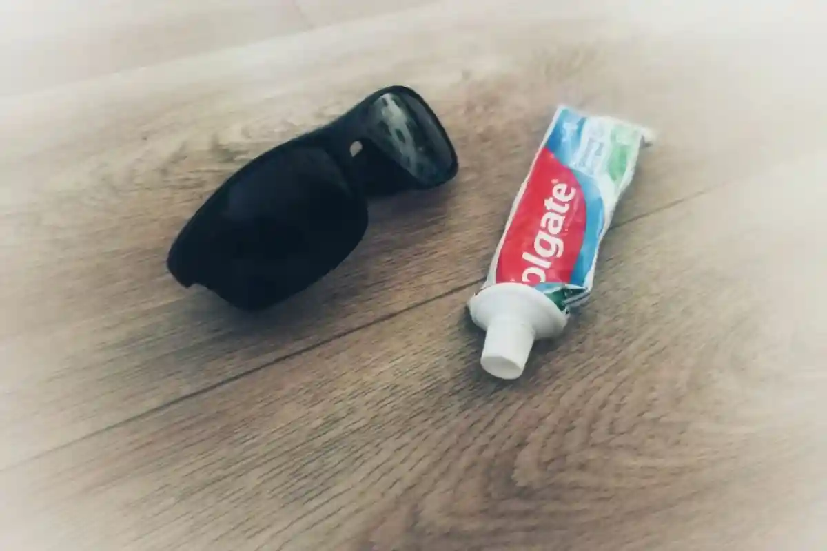 Зубная паста поможет в удалении царапин с солнцезащитных очков. Фото: Artur Rokhmanov /  aussiedlerbote.de