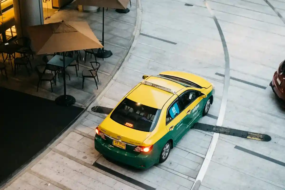 Предложите вызвать такси гостям. Фото: Markus Winkler / Pexels.