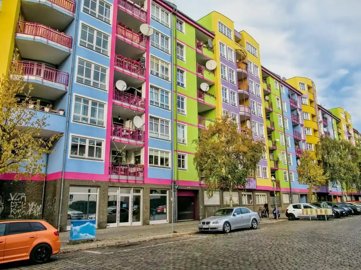 Каждое десятое домохозяйство переплачивает за жилье. Фото: ArTono / Shutterstock.com