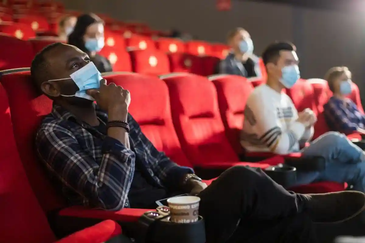 Зрители кинотеатра в масках. Фото: XArtProduction / shutterstock.com