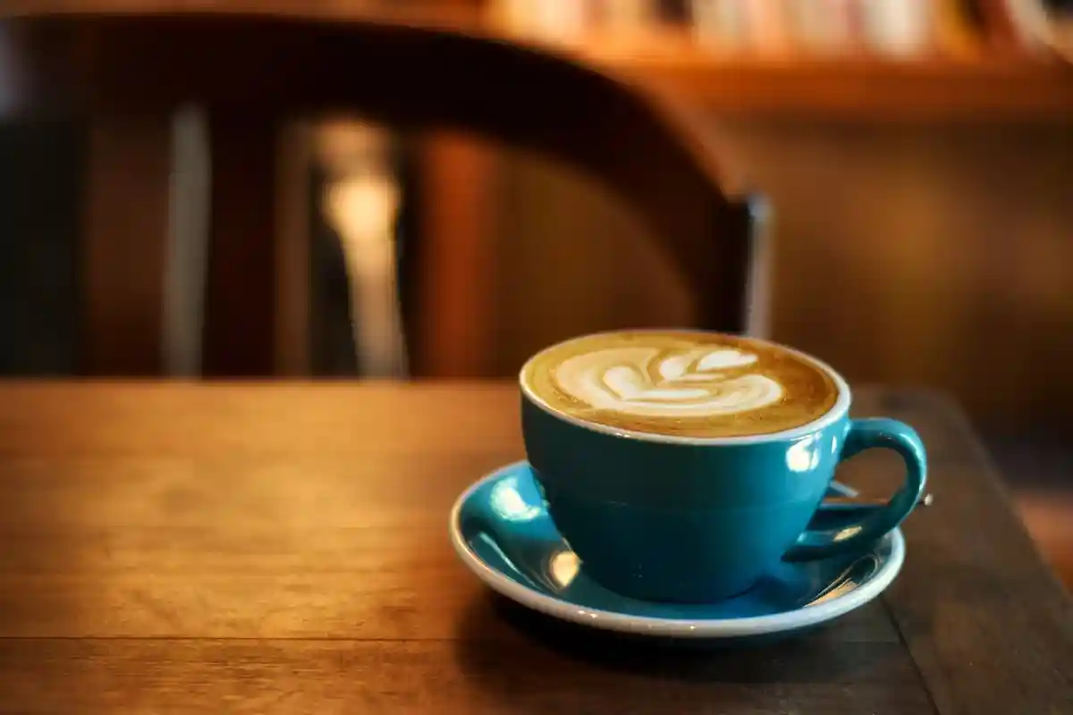 Исследователи рекоммендуют не пить кофе перед походом в супермаркет. Фото: auns85 / Shutterstock.com
