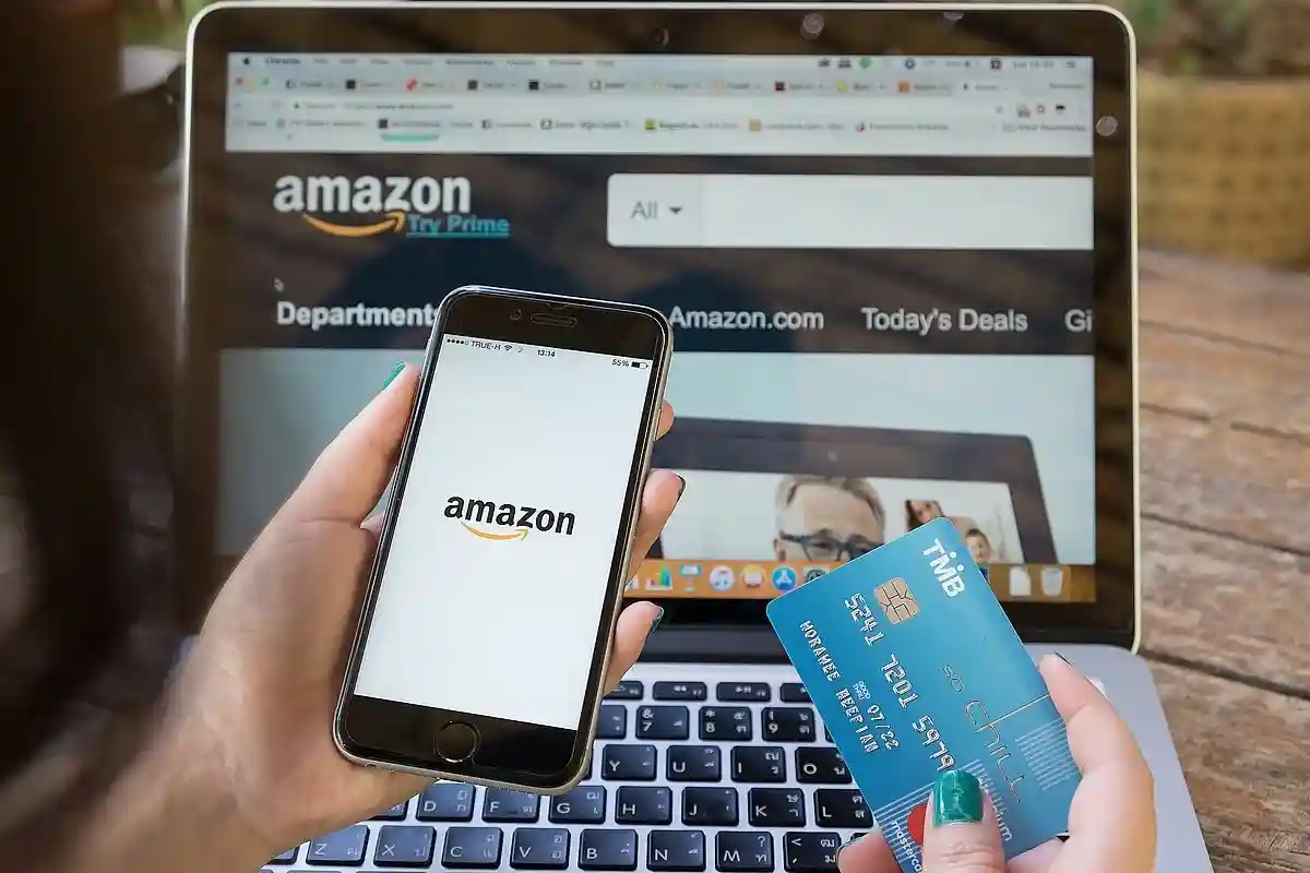 Компания Amazon расширяет свое присутствие на рынке. Фото: Worawee Meepian / shutterstock.com