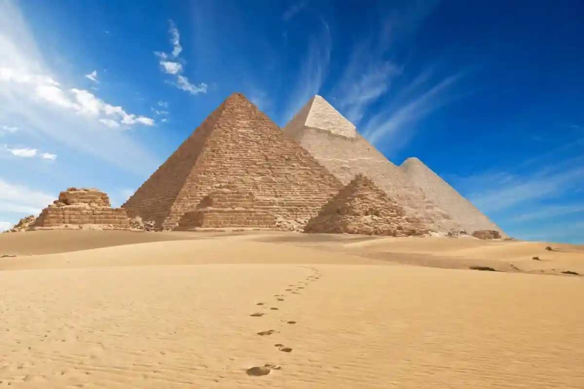  Конец света переносится. Делая расчеты наступления конца света, Исаак Ньютон сумел вычислить длину «королевского локтя», с помощью которого строили египетские пирамиды. Фото: Guenter Albers / shutterstock.com