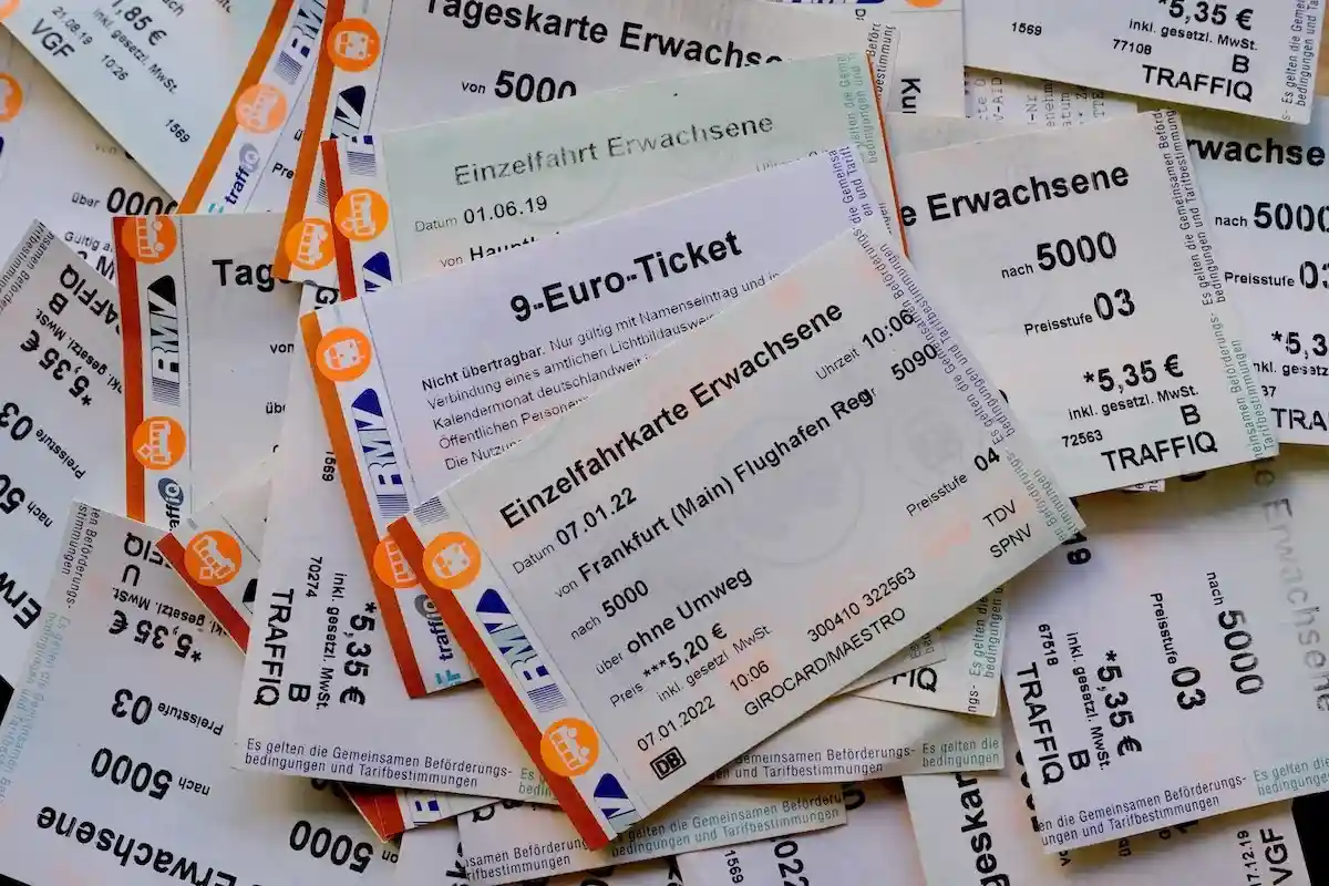 Кто использовал билет за 9 евро чаще всего: молодые жители густонаселенных районов. Фото: Kittyfly / shutterstock.com