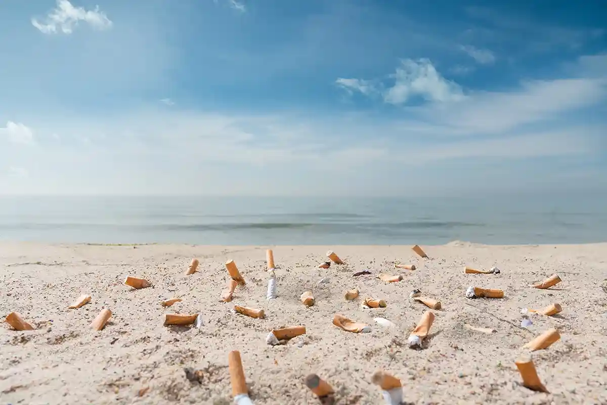 Курение на пляже