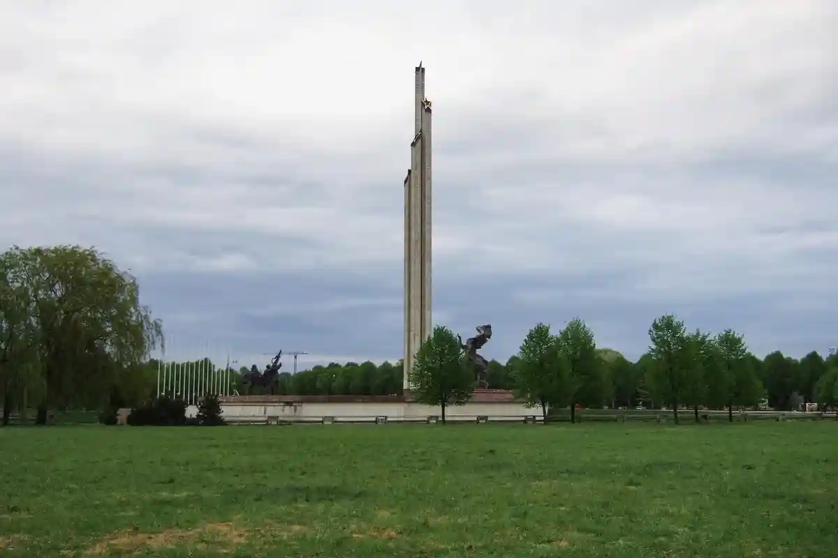 В Латвии начали демонтировать советский памятник Освободителям Риги