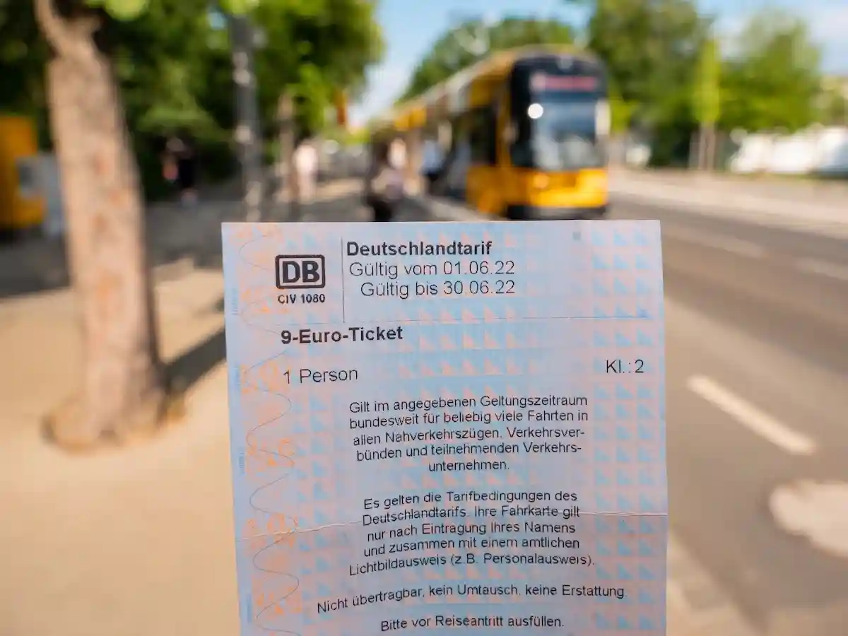 Льготы для поддержки населения: билет за 9 евро является лучшей инициативой по поддержке. Фото: 1take1shot / Shutterstock.com