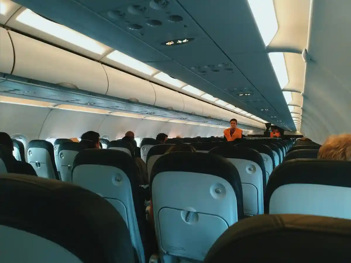 В Германии пассажиры по-прежнему носят маски в самолете. Фото: Natã Romualdo / Pexels.com