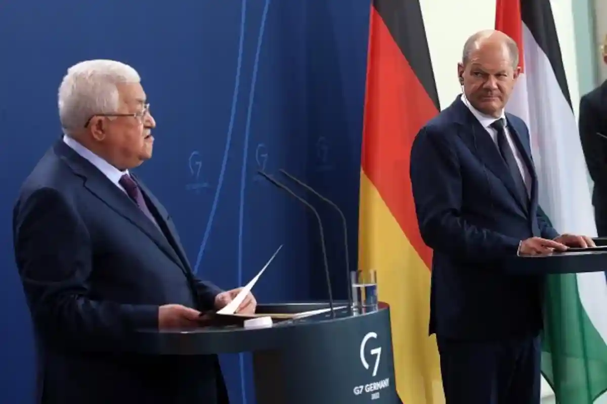 Меркель осудила заявления Аббаса о Холокосте. Сразу после речи палестинского лидера, пресс-конференция с Олафом Шольцом закончилась. Фото: @KroisosNewsleaf / twitter.com