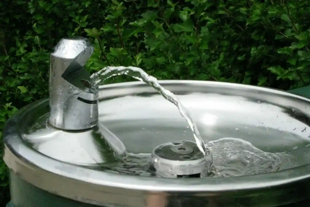 Имеющихся фонтанов с питьевой водой недостаточно Фото: Deborah L Carlson / Unsplash.com