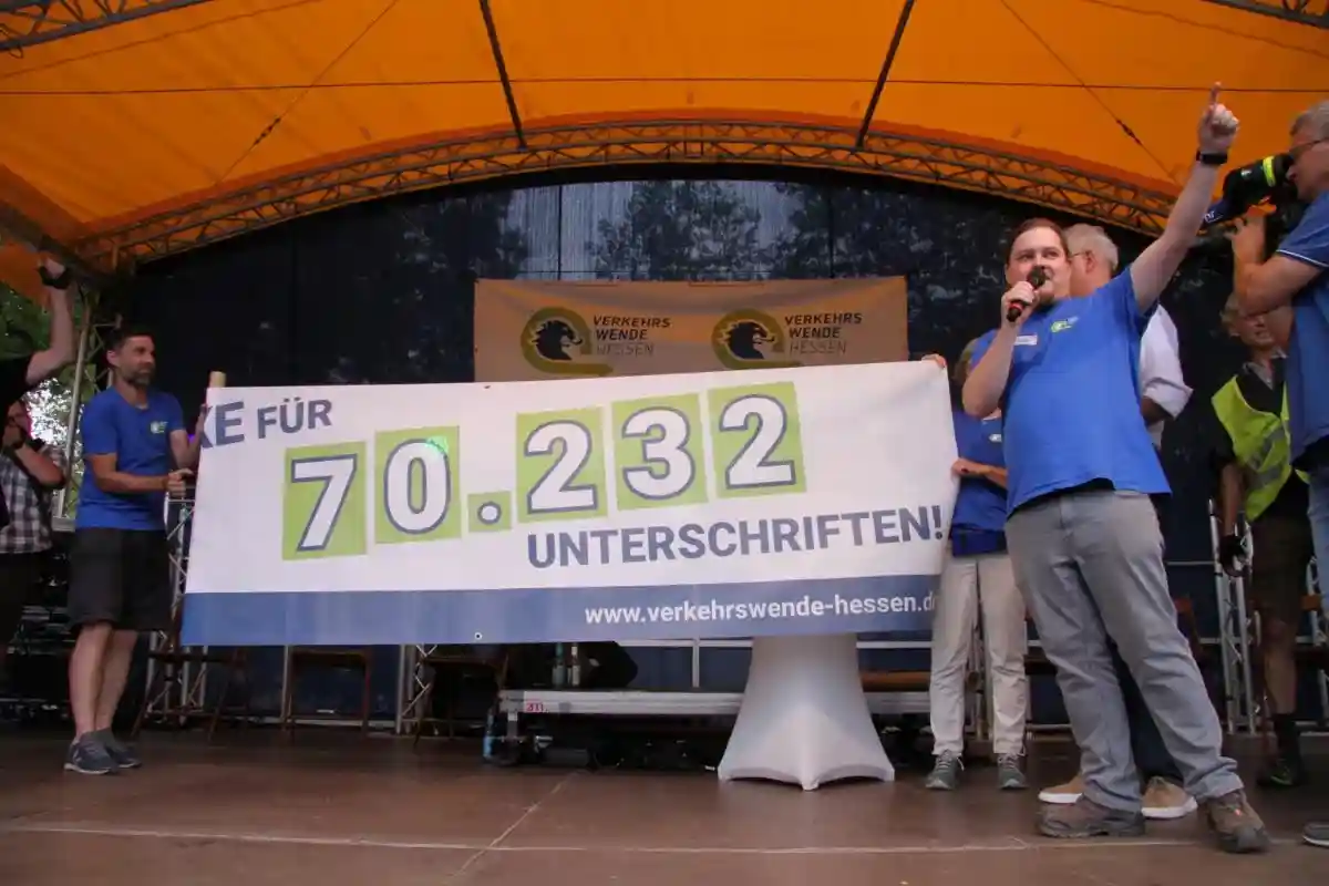 Многотысячный велопротест приурочен к сбору подписей к инициативе по изменению транспорта. Фото: verkehrswende-hessen.de