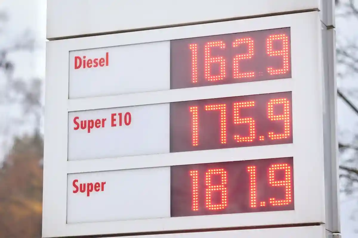 Нефть стала волатильнее: Рост цен на бензин. Фото: franconiaphoto / Shutterstock.com