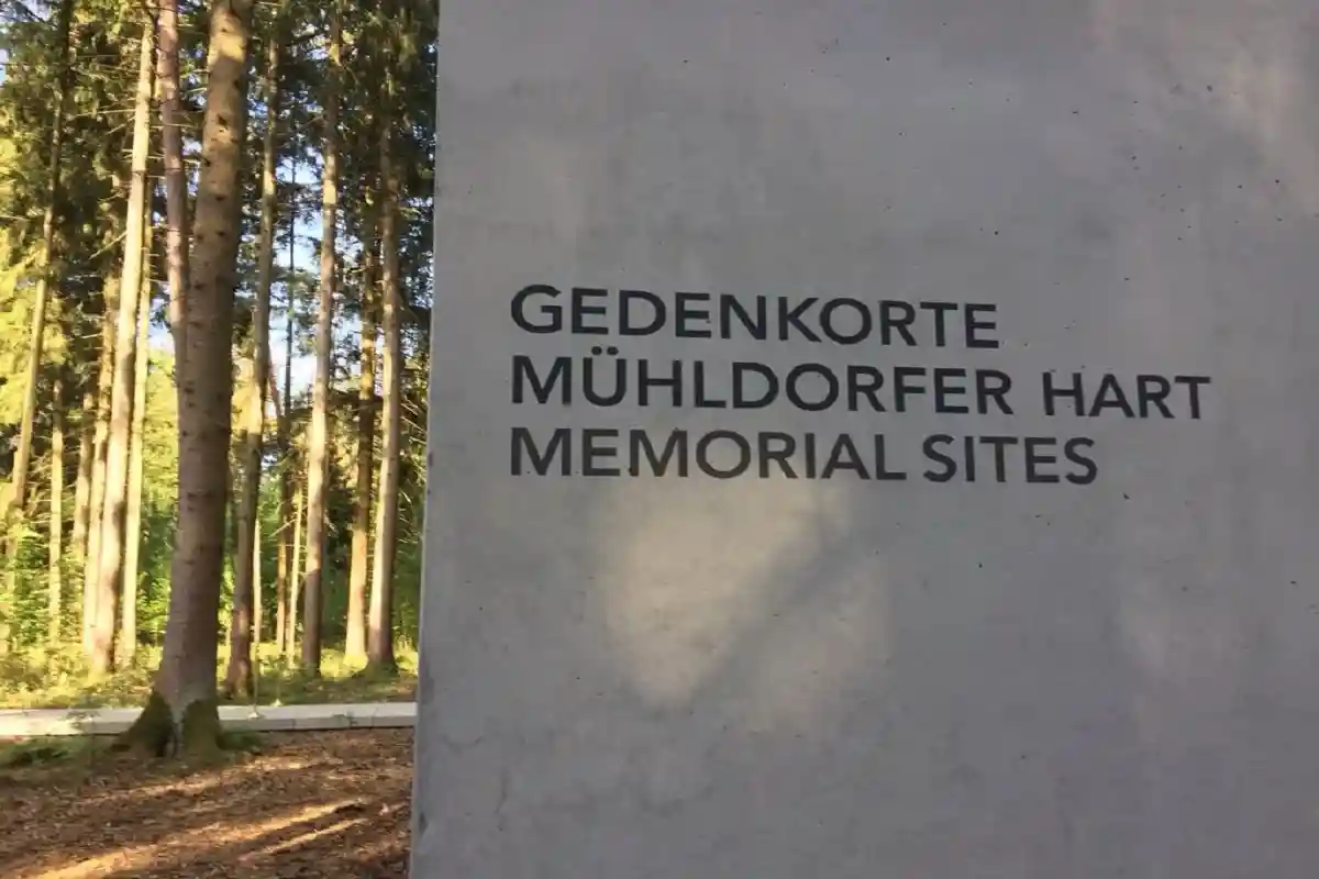 Неонацисты испортили памятник. Фото: CHaberlander / twitter.com