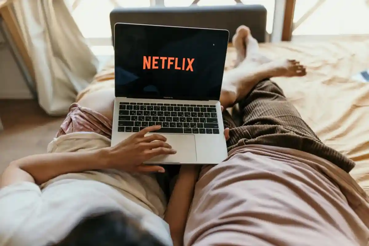 Netflix с рекламой будет стоить 7 долларов в месяц. Фото: WeDesing / Shatterstock.com