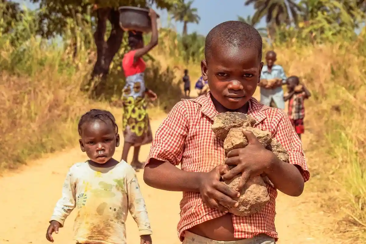 Дети в Африке. Фото: Oni Abimbola / shutterstock.com