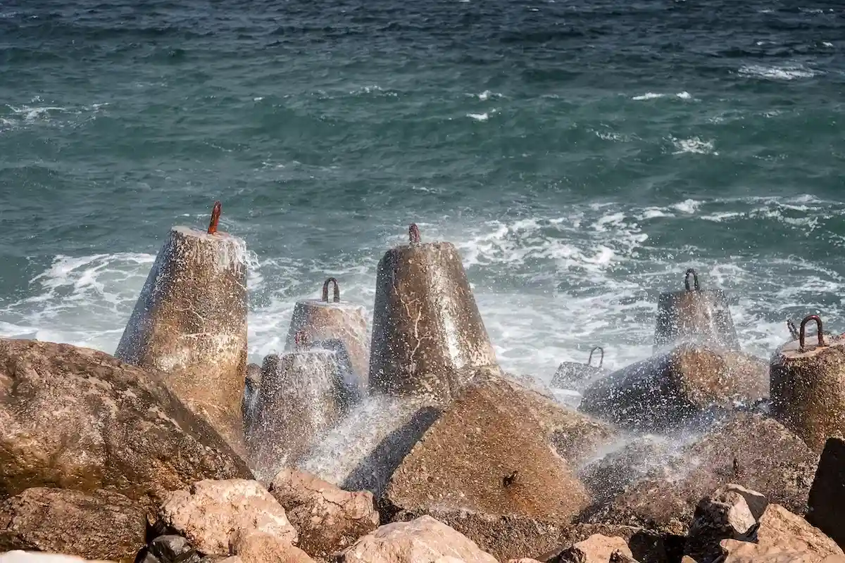 Трендом берегоукрепительных заграждений стали натуральные материалы. Например, камни. Фото: madcat13shumbrat / shutterstock.com