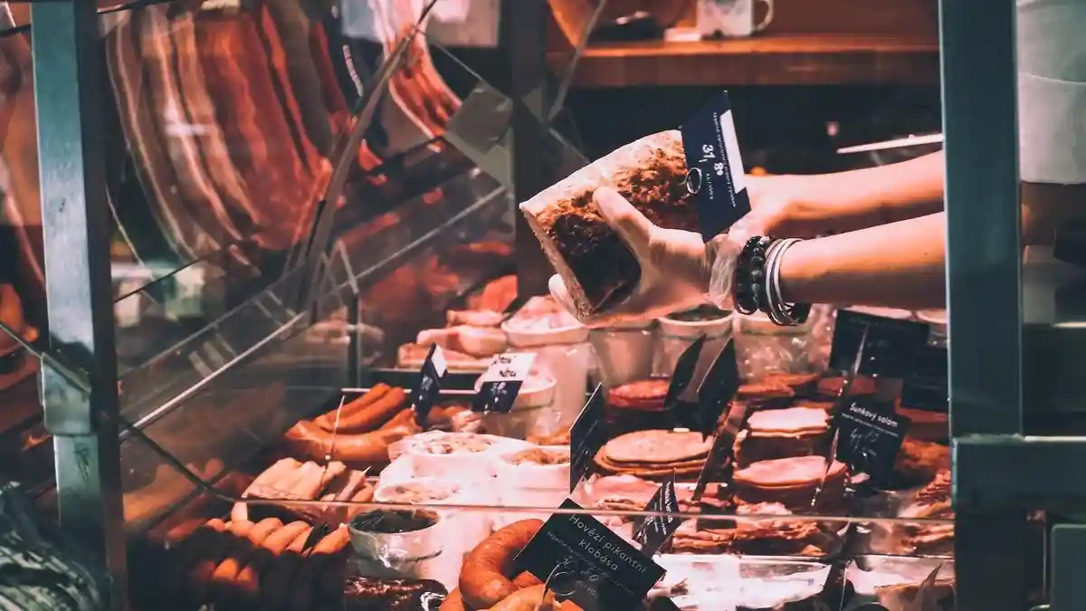 Отзыв популярной колбасы в Германии: обнаружены опасные бактерии.