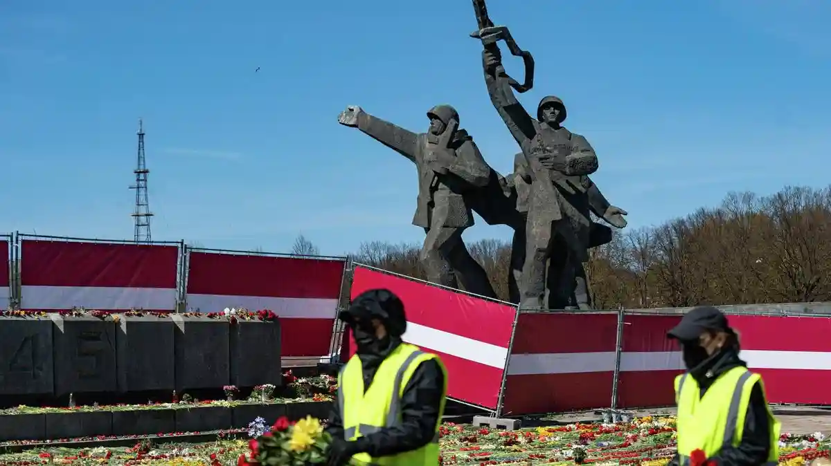 Памятник Освободителям Риги уничтожат после сноса. Фото: t.me/bbbreaking