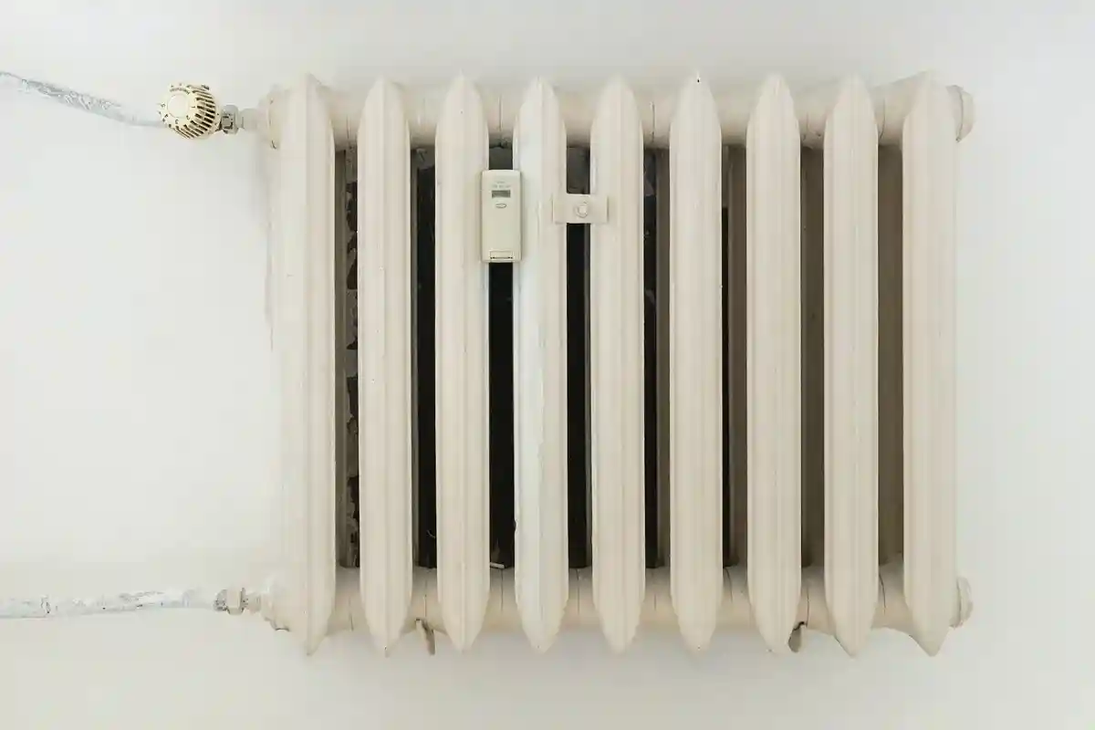Перестановка мебели необходима, чтобы полностью освободить радиатор. Фото: Patrycja Grobelny / pexels.com