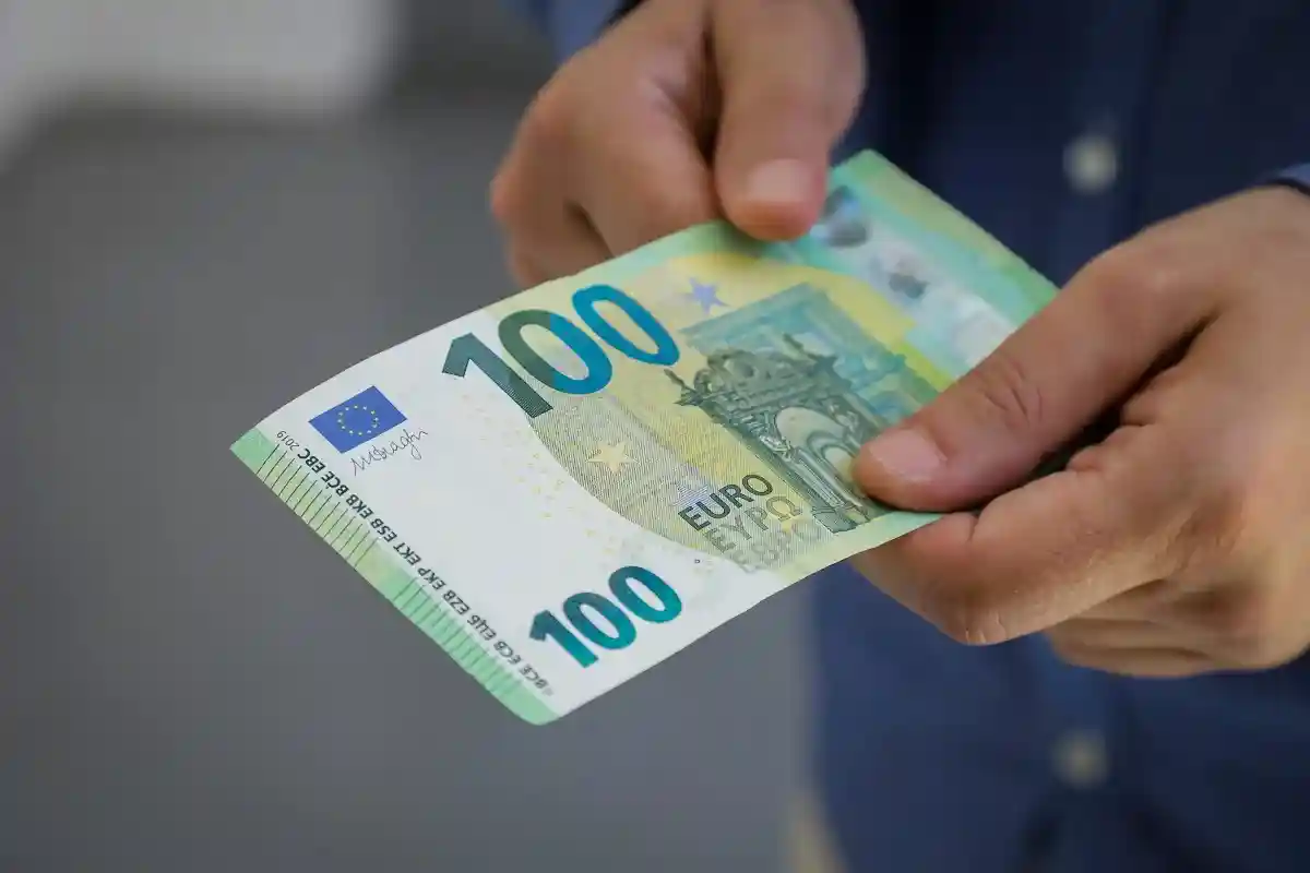 Экономист предложил пособие 100 евро