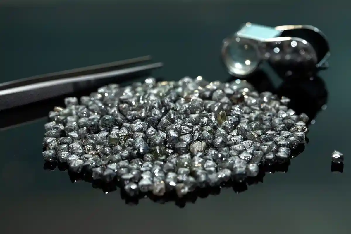 Поставки алмазов из России: почему продажи смогли возобновиться? Фото: EgolenaHK / shutterstock.com
