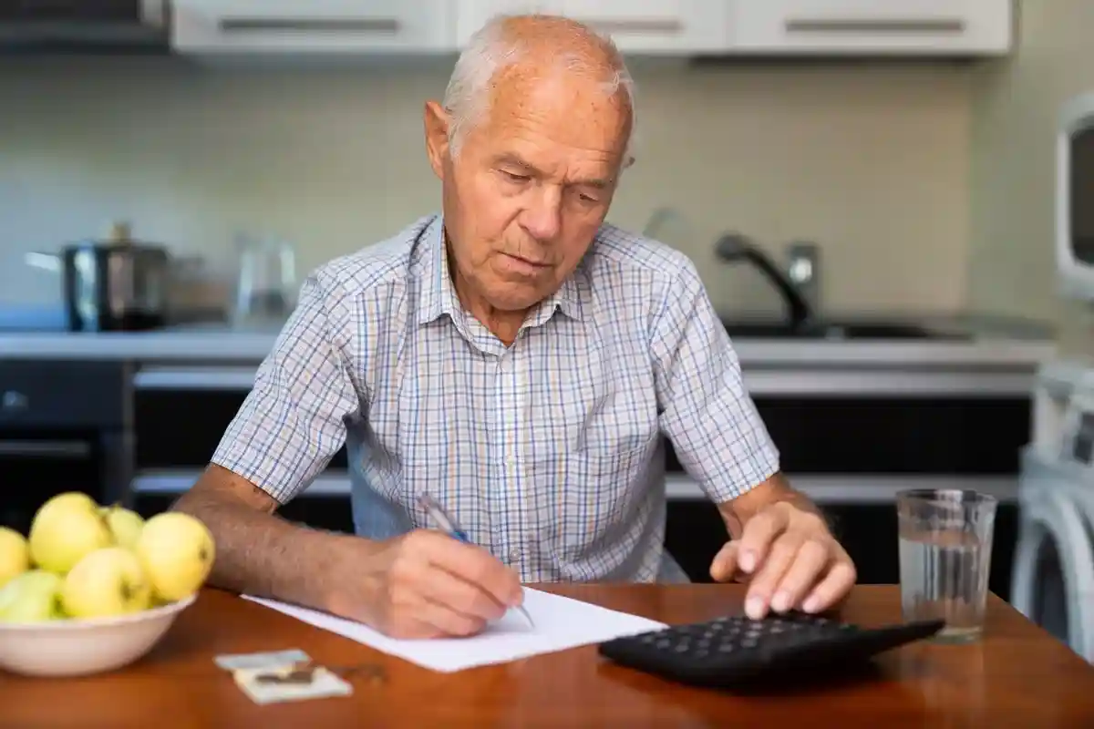 Пожилые люди не справляются с арендой: рост стоимости. Фото: Caftor / shutterstock.com
