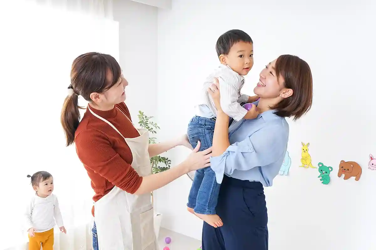 Правило грязного подгузника в Японии: воспитатели требуют, чтобы родители забирали использованные памперсы детей домой. Фото: maroke / shutterstock.com