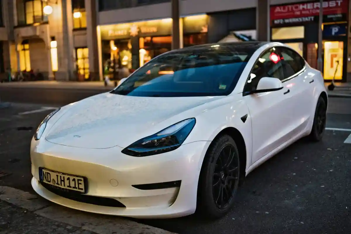 Припаркованная Tesla помогла полиции поймать преступника