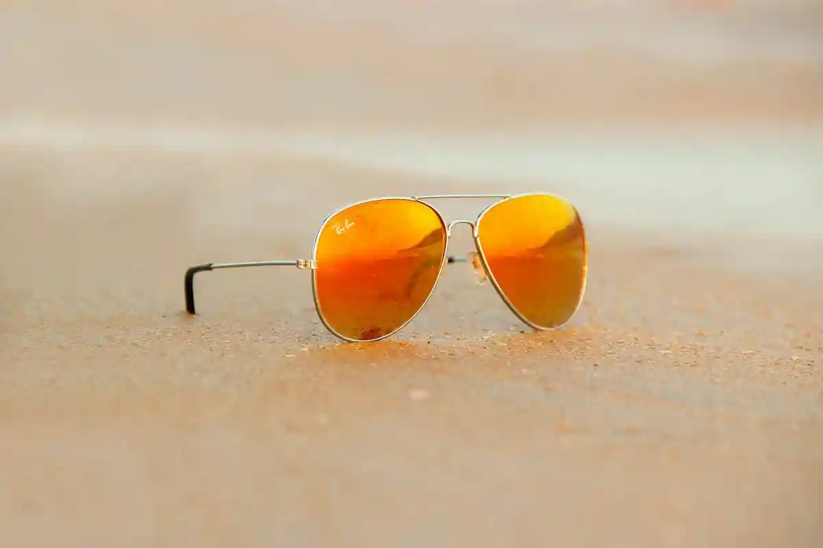 Ходить без солнцезащитных очков в солнечную погоду вредно для глаз. Фото: Nitin Dhumal / Pexels.