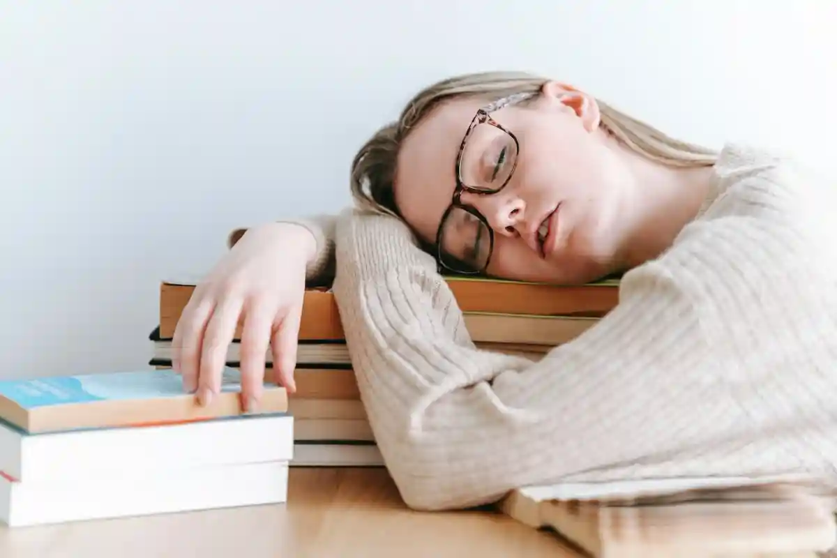 Проблемы со сном: послеобеденный крайне сон рекомендуется всем, кто переутомляется в течение дня. Фото: George Milton / pexels.com