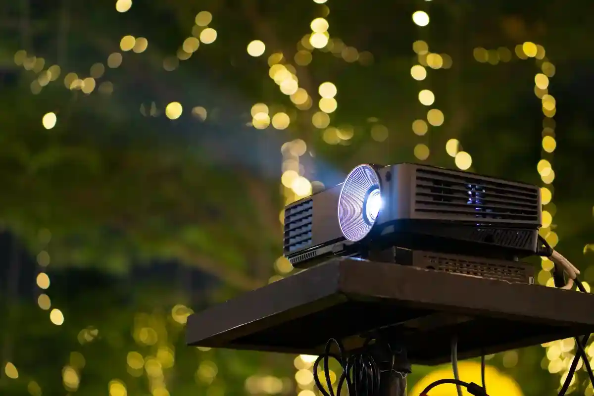 С проектором NeoPix Prime 2 от Philips вы сможете тёплым летним вечером смотреть фильмы, футбол или показывать фотографии с мобильного телефона. Фото: pkproject / Shutterstock.com