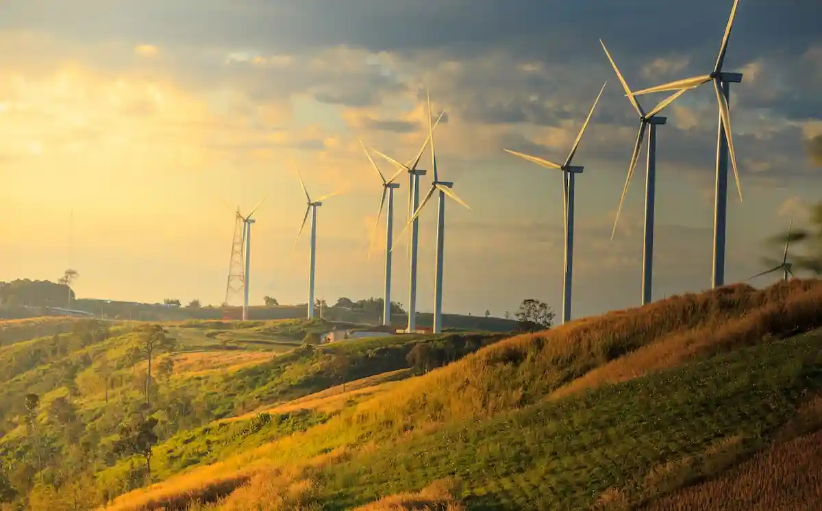 Источники возобновляемой энергии помогают жителям деревни зарабатывать. Фото: chaiviewfinder / Shutterstock.com