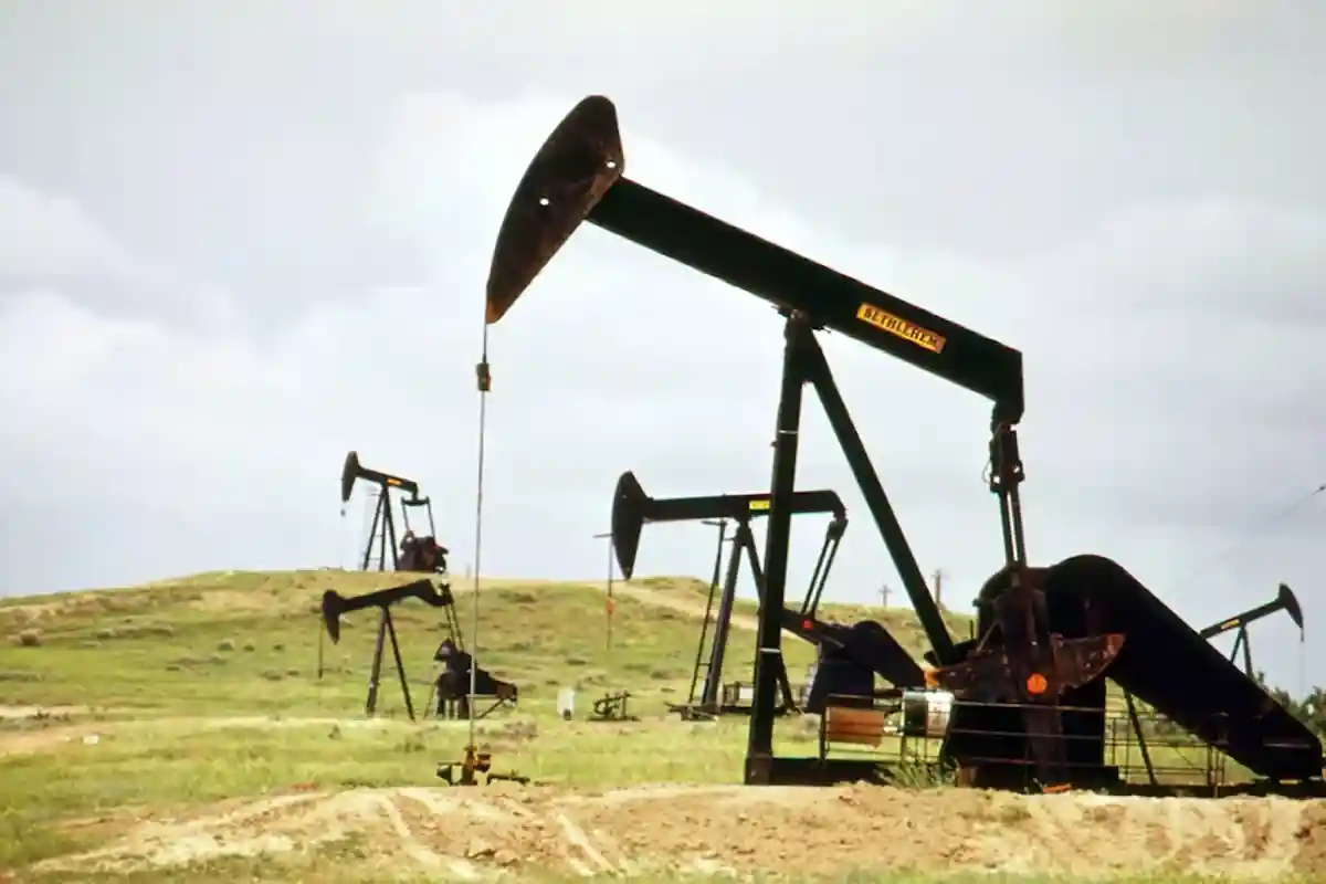 Сербия ищет замену российской нефти в Азербайджане, Ираке и Венесуэле. Фото: Documerica / Unsplash.com