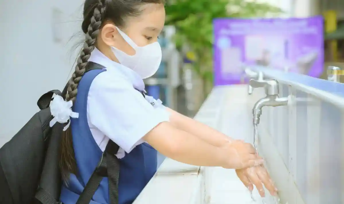 Школы в Шанхае открываются с 1 сентября: важные меры против коронавируса. Фото: Casezy idea / shutterstock.com