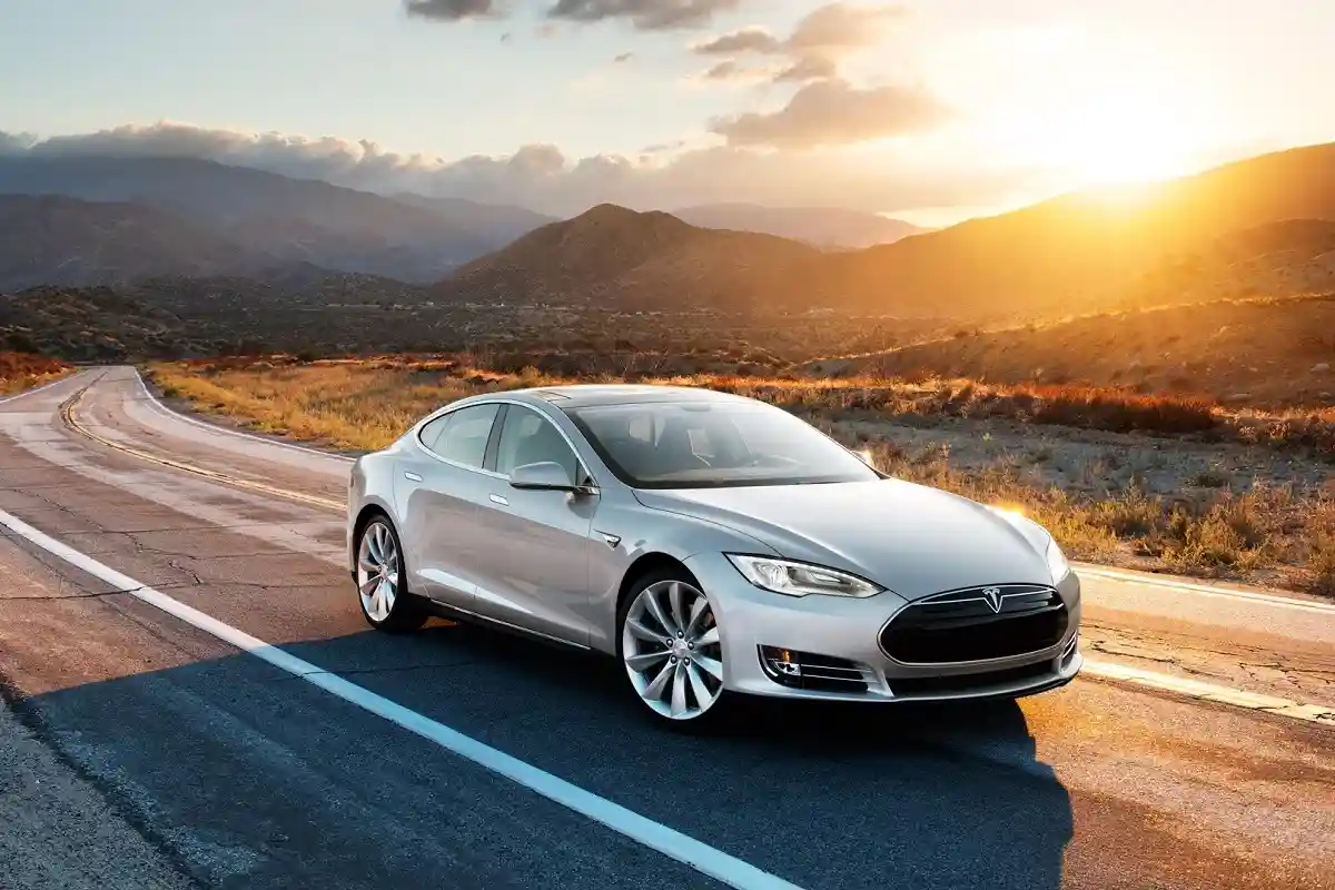 Электронные автомобили Tesla тоже пострадают от штрафов на автостраде. Фото: canadianPhotographer56 / shutterstock.com