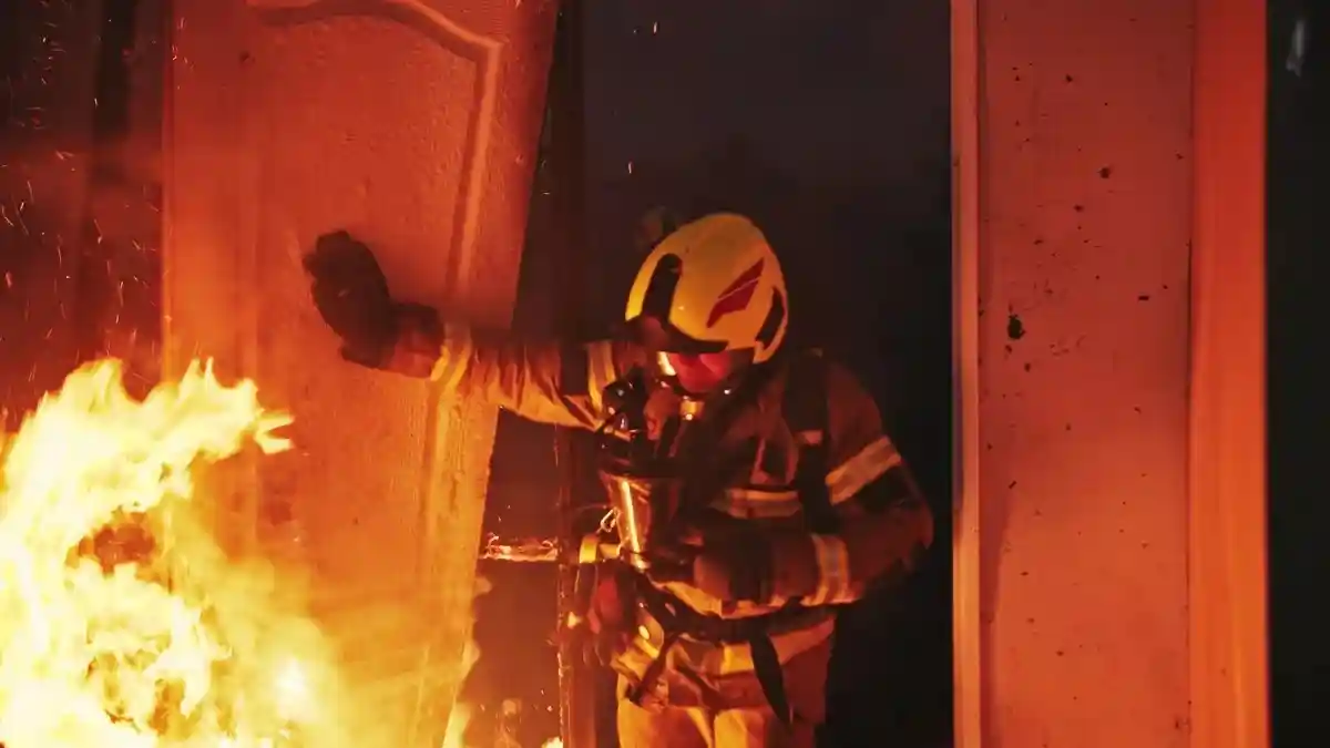Первоначально загоревшийся многоквартирный дом полностью выгорел к вечеру, огонь перекинулся на соседние здания. Sorbis / Shutterstock.com 