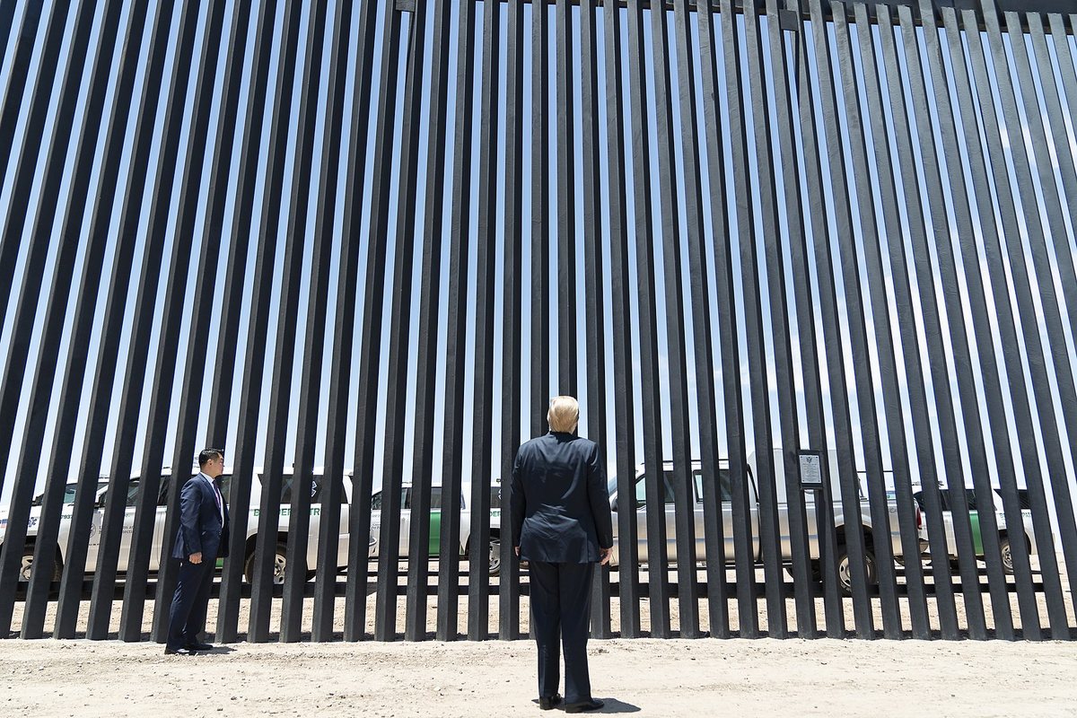 Дональд Трамп стоит у пограничной стены с Мексикой, ее строительство было прекращено вместе с окончанием его президентства. Фото: Shealah Craighead / официальное фото Белого Дома