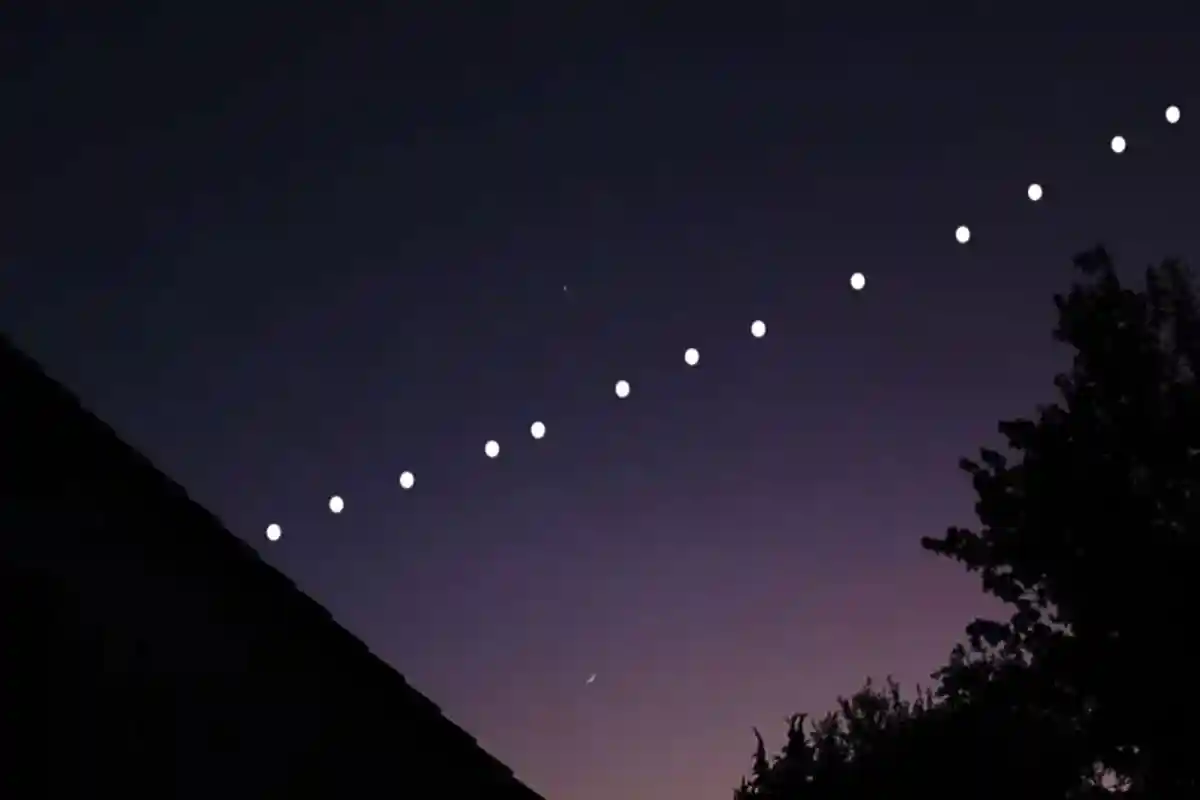 Странные огни в ночном небе Кельна: возможно это спутники Space X. Фото: ViralVideoLab / youtube.com