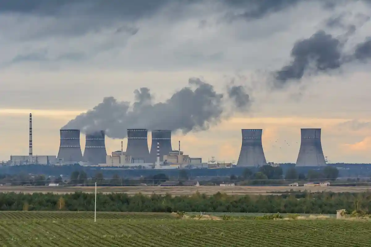 Страны ЕС перекрашивают атомную энергетику в зеленый цвет и не собираются от нее отказываться. Фото: IrynaL / shutterstock.com 
